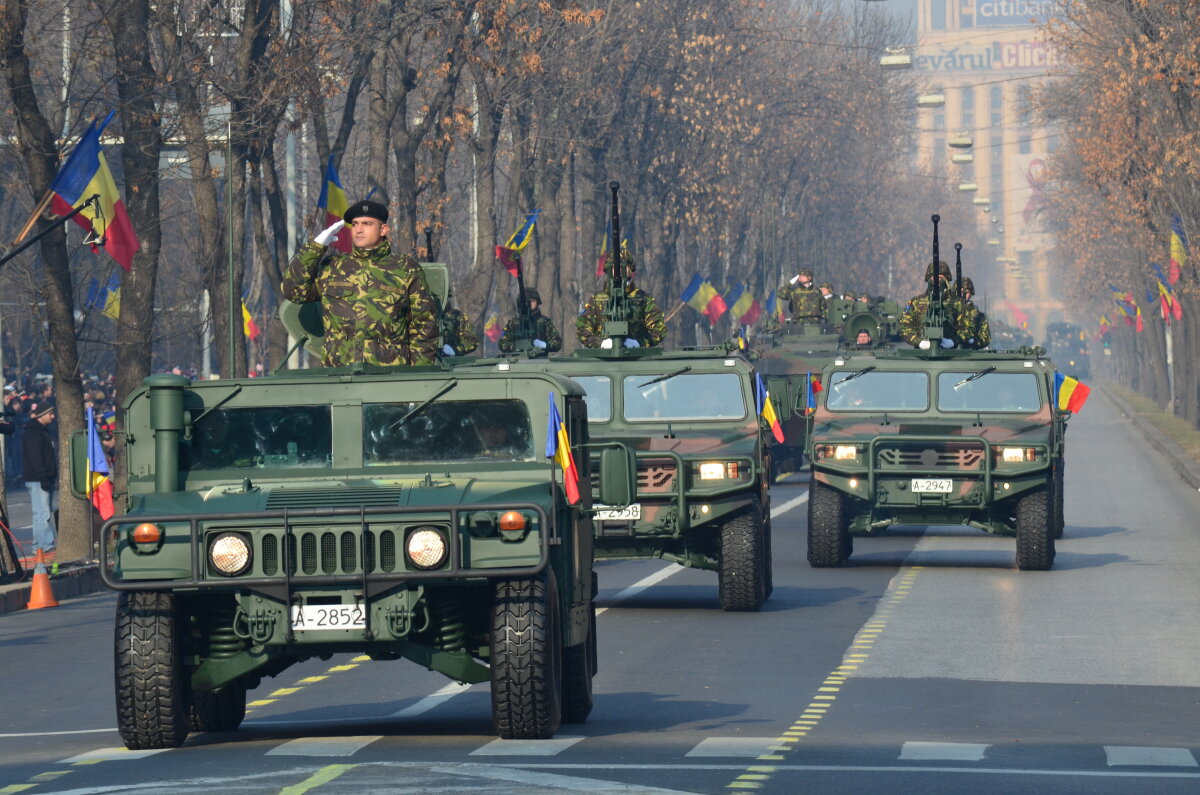 FOTO Peste 25.000 de oameni au fost prezenţi la paradă! Vezi imagini