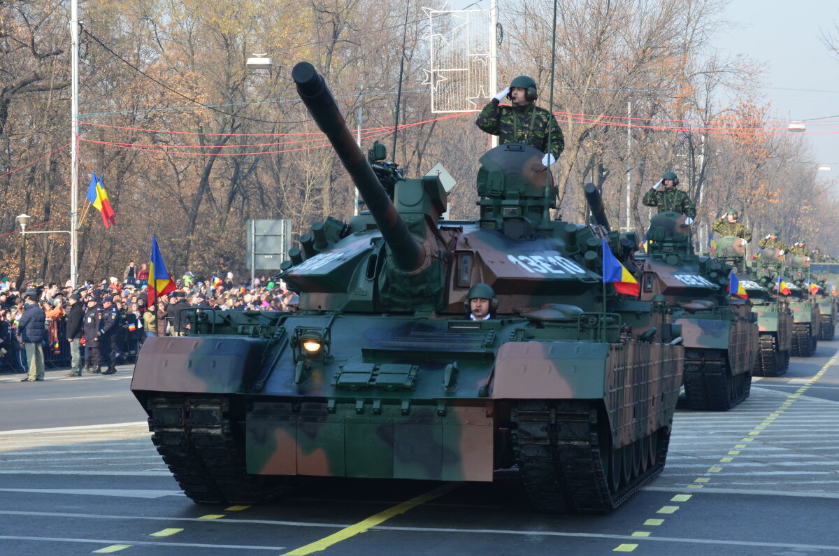 FOTO Peste 25.000 de oameni au fost prezenţi la paradă! Vezi imagini