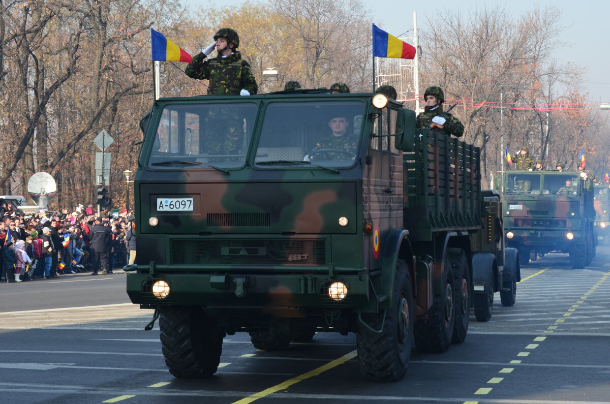 FOTO Peste 25.000 de oameni au fost prezenţi la paradă! Vezi imagini