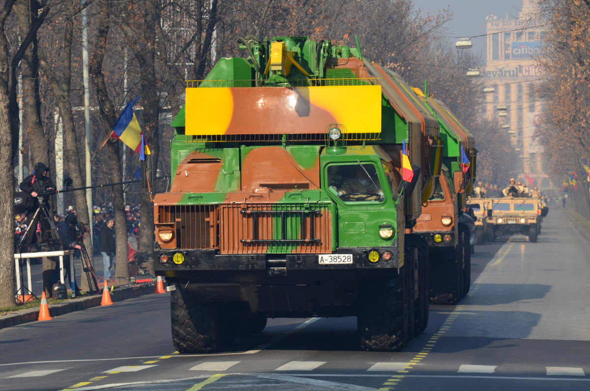 FOTO Peste 25.000 de oameni au fost prezenţi la paradă! Vezi imagini