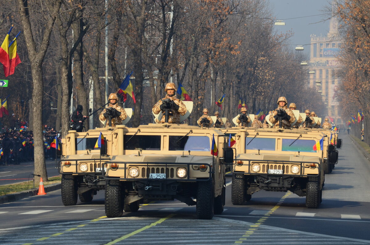 FOTO Peste 25.000 de oameni au fost prezenţi la paradă! Vezi imagini