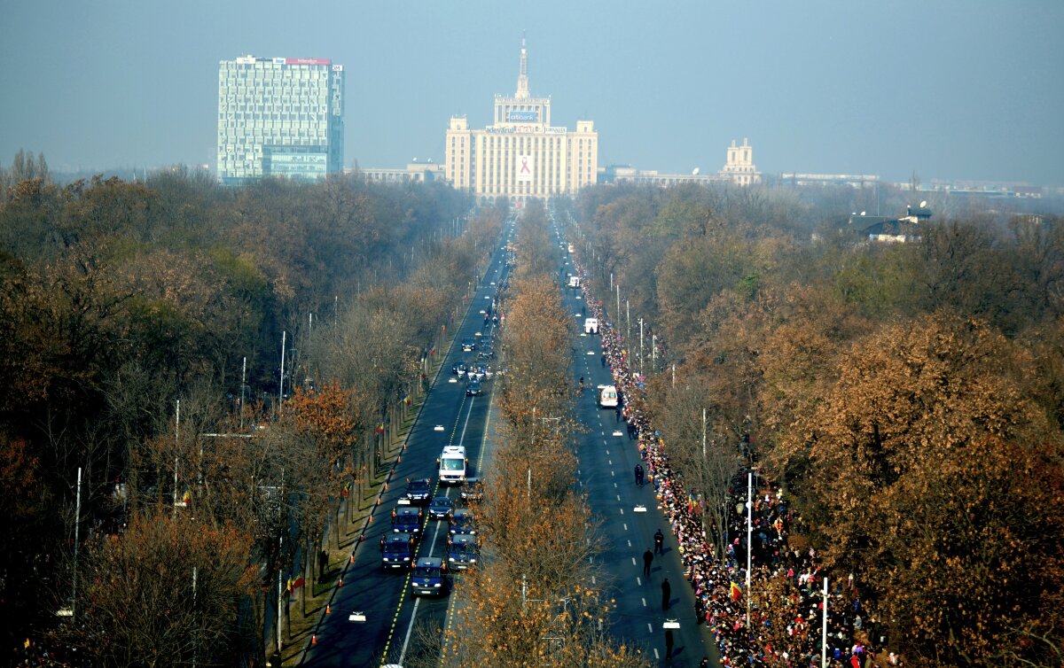 FOTO Peste 25.000 de oameni au fost prezenţi la paradă! Vezi imagini