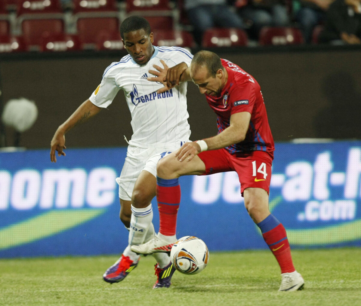 VIDEO Mai respirăm, dar greu » Calificarea Stelei se joacă peste două săptămîni » Citeşte aici cronica de la Schalke - Steaua 2-1, scrisă de Marius Mărgărit »