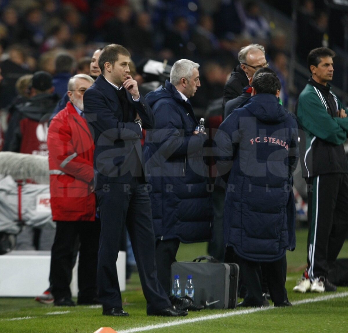 VIDEO Mai respirăm, dar greu » Calificarea Stelei se joacă peste două săptămîni » Citeşte aici cronica de la Schalke - Steaua 2-1, scrisă de Marius Mărgărit »