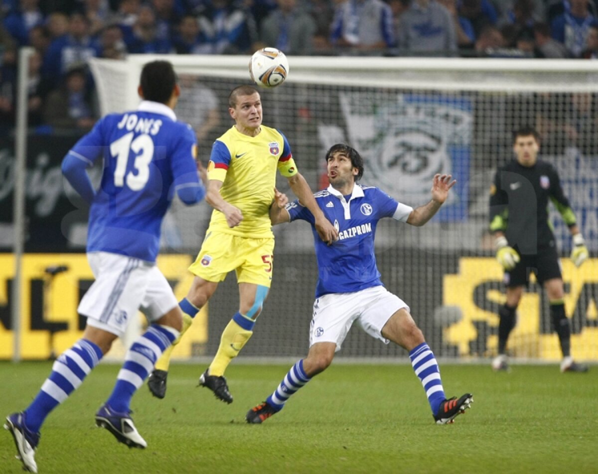 VIDEO Mai respirăm, dar greu » Calificarea Stelei se joacă peste două săptămîni » Citeşte aici cronica de la Schalke - Steaua 2-1, scrisă de Marius Mărgărit »