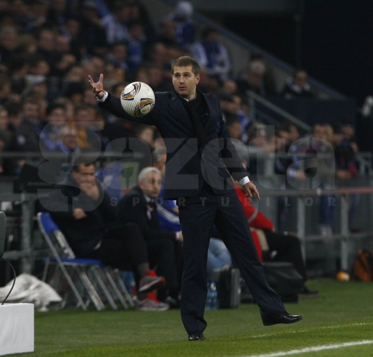 VIDEO Mai respirăm, dar greu » Calificarea Stelei se joacă peste două săptămîni » Citeşte aici cronica de la Schalke - Steaua 2-1, scrisă de Marius Mărgărit »