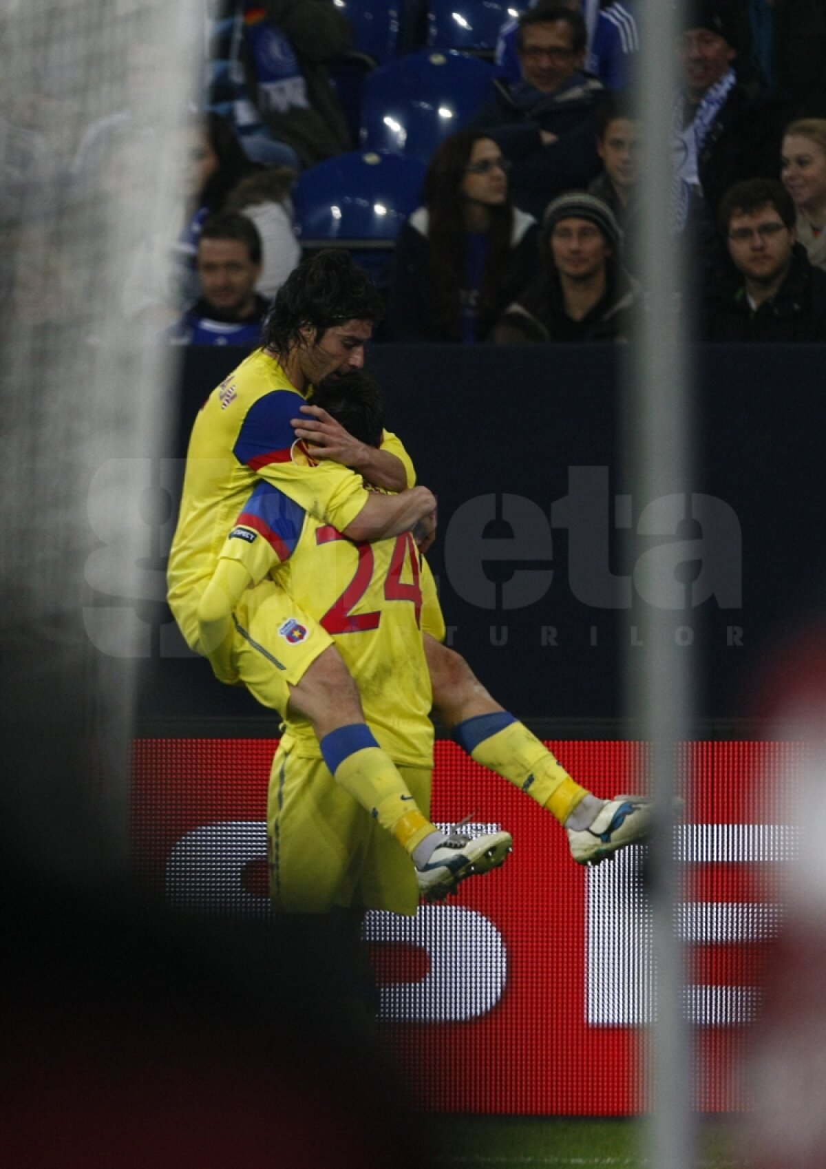 VIDEO Mai respirăm, dar greu » Calificarea Stelei se joacă peste două săptămîni » Citeşte aici cronica de la Schalke - Steaua 2-1, scrisă de Marius Mărgărit »