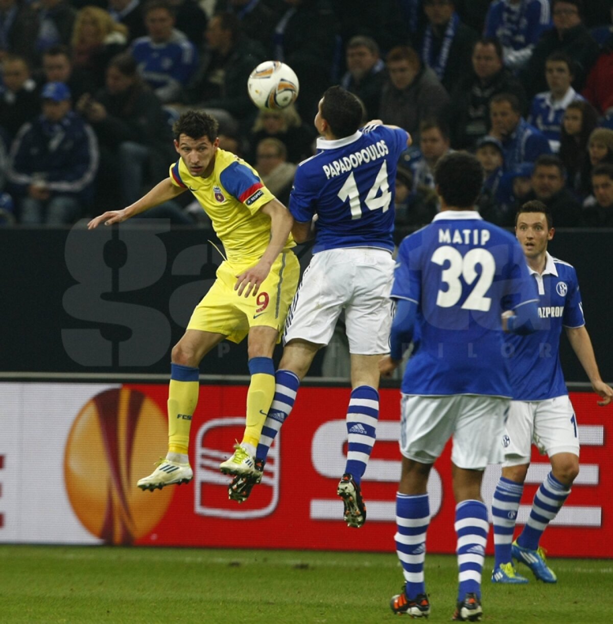 VIDEO Mai respirăm, dar greu » Calificarea Stelei se joacă peste două săptămîni » Citeşte aici cronica de la Schalke - Steaua 2-1, scrisă de Marius Mărgărit »