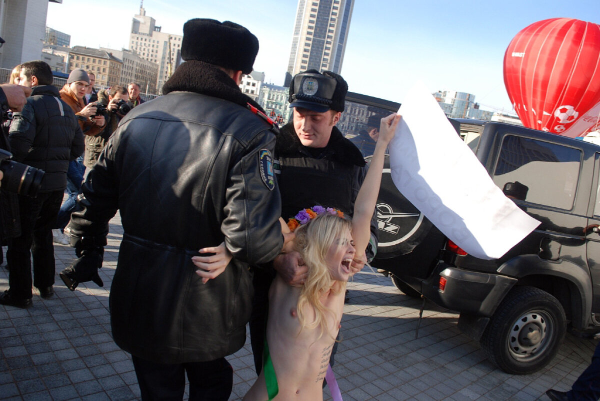 FOTO FEMEN loveşte din nou! Ucrainencele au protestat înainte de tragerea la sorţi pentru Euro