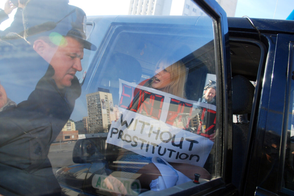 FOTO FEMEN loveşte din nou! Ucrainencele au protestat înainte de tragerea la sorţi pentru Euro