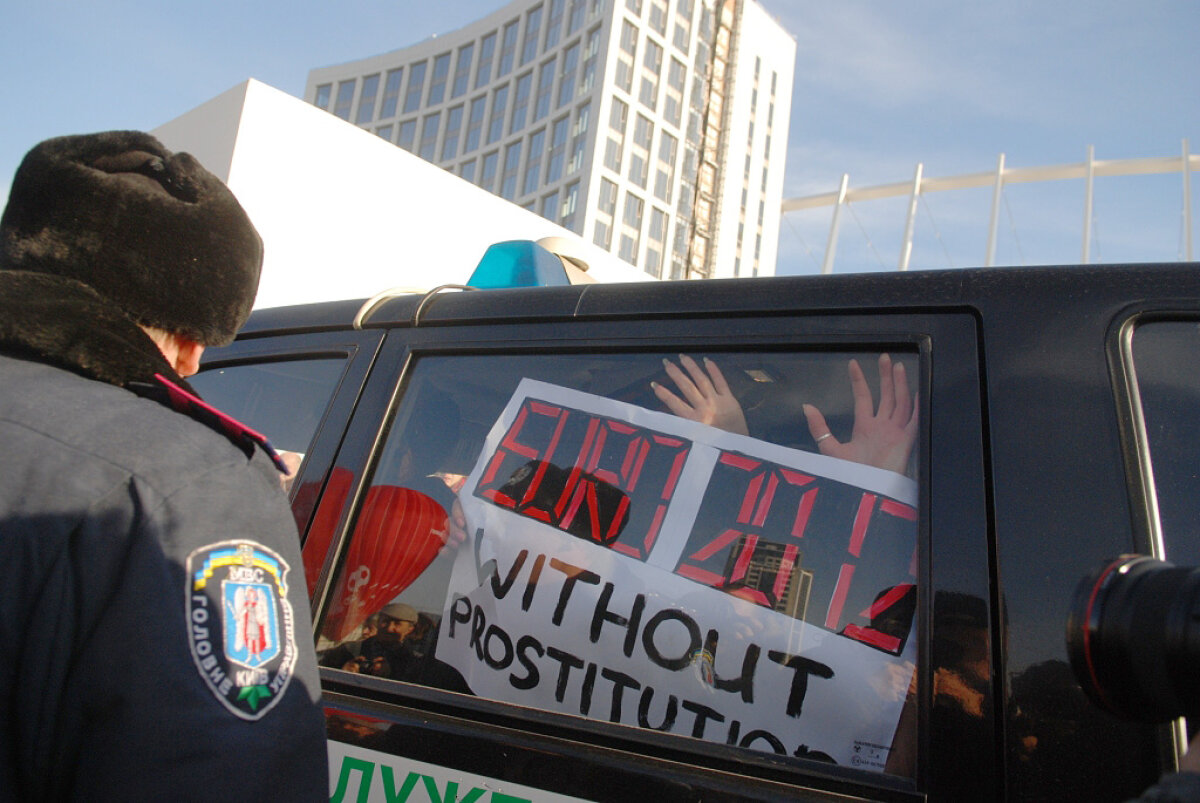 FOTO FEMEN loveşte din nou! Ucrainencele au protestat înainte de tragerea la sorţi pentru Euro