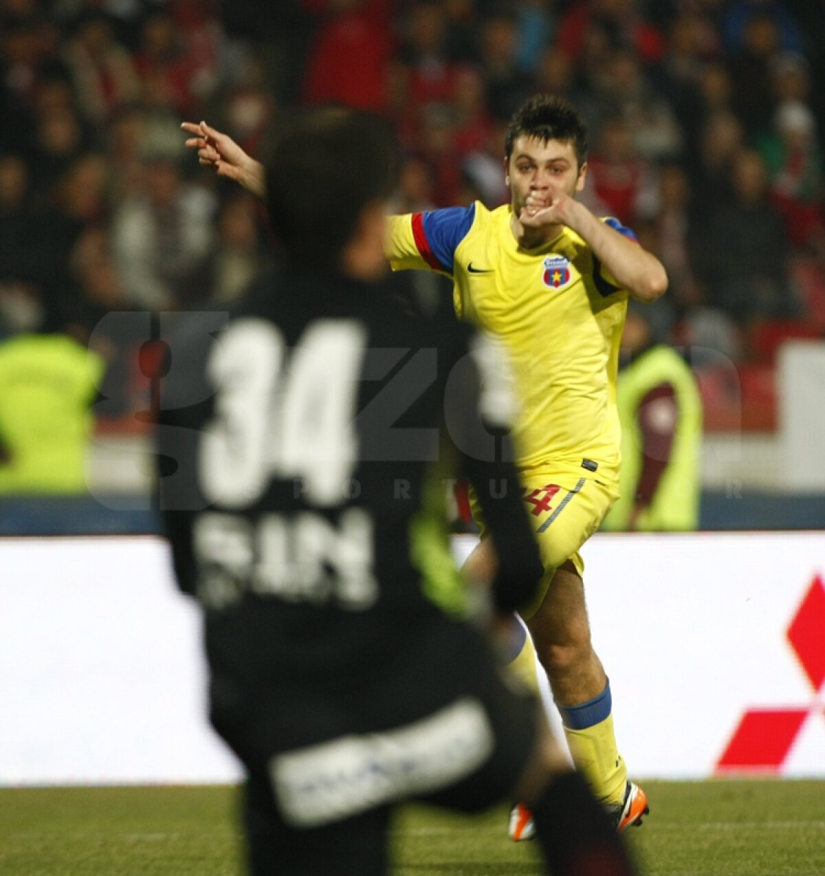 "Pufulete" l-a învins pe "Pufi" » Steaua a cîştigat Derby de România cu 3-1