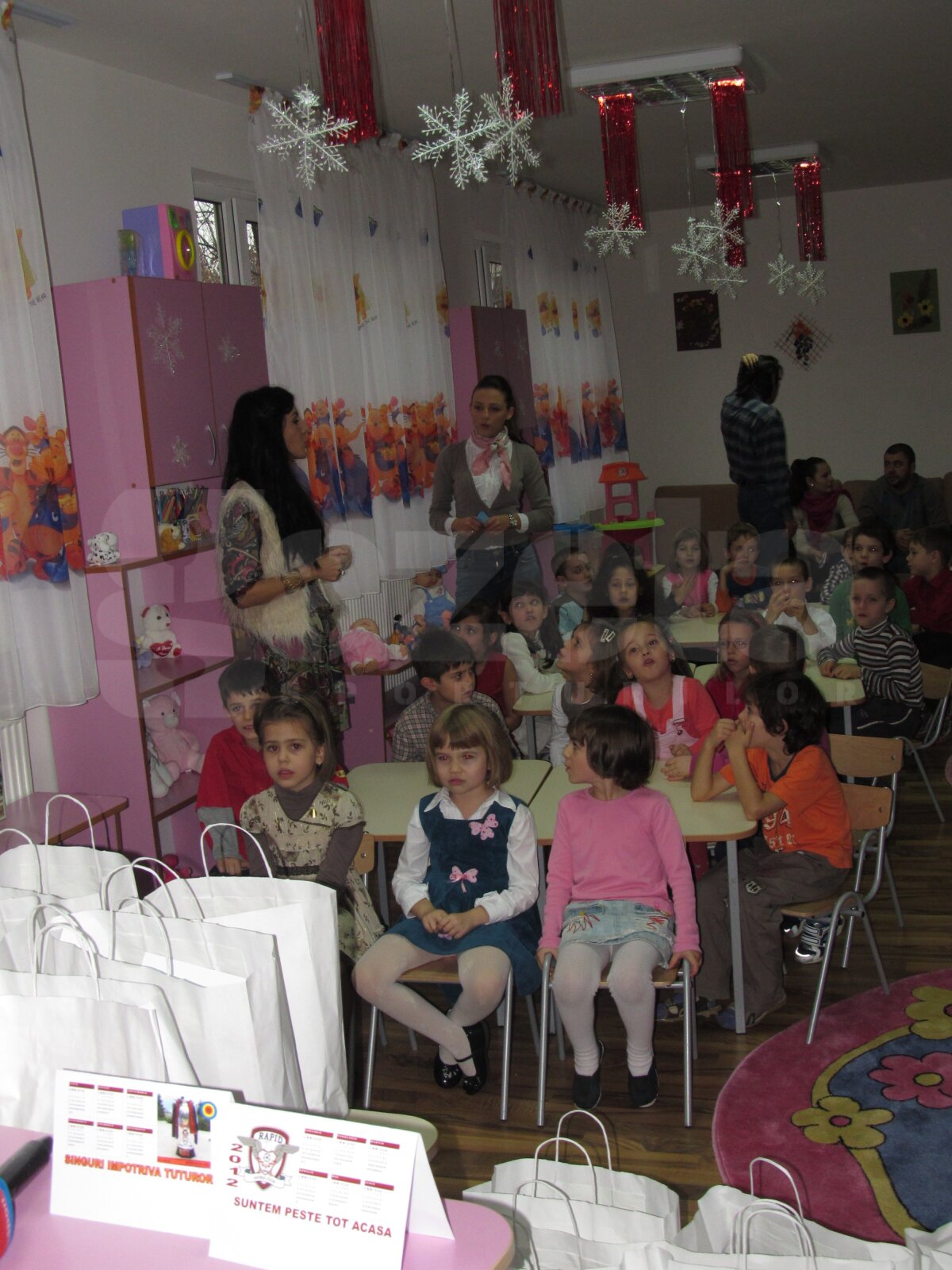 GALERIE FOTO De Moş Nicolae, rapidiştii au făcut cadouri la o grădiniţă din Ghencea