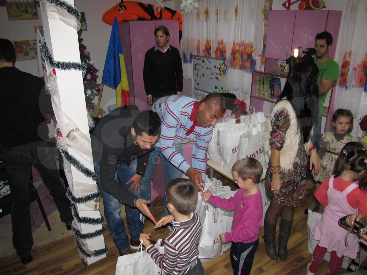 GALERIE FOTO De Moş Nicolae, rapidiştii au făcut cadouri la o grădiniţă din Ghencea