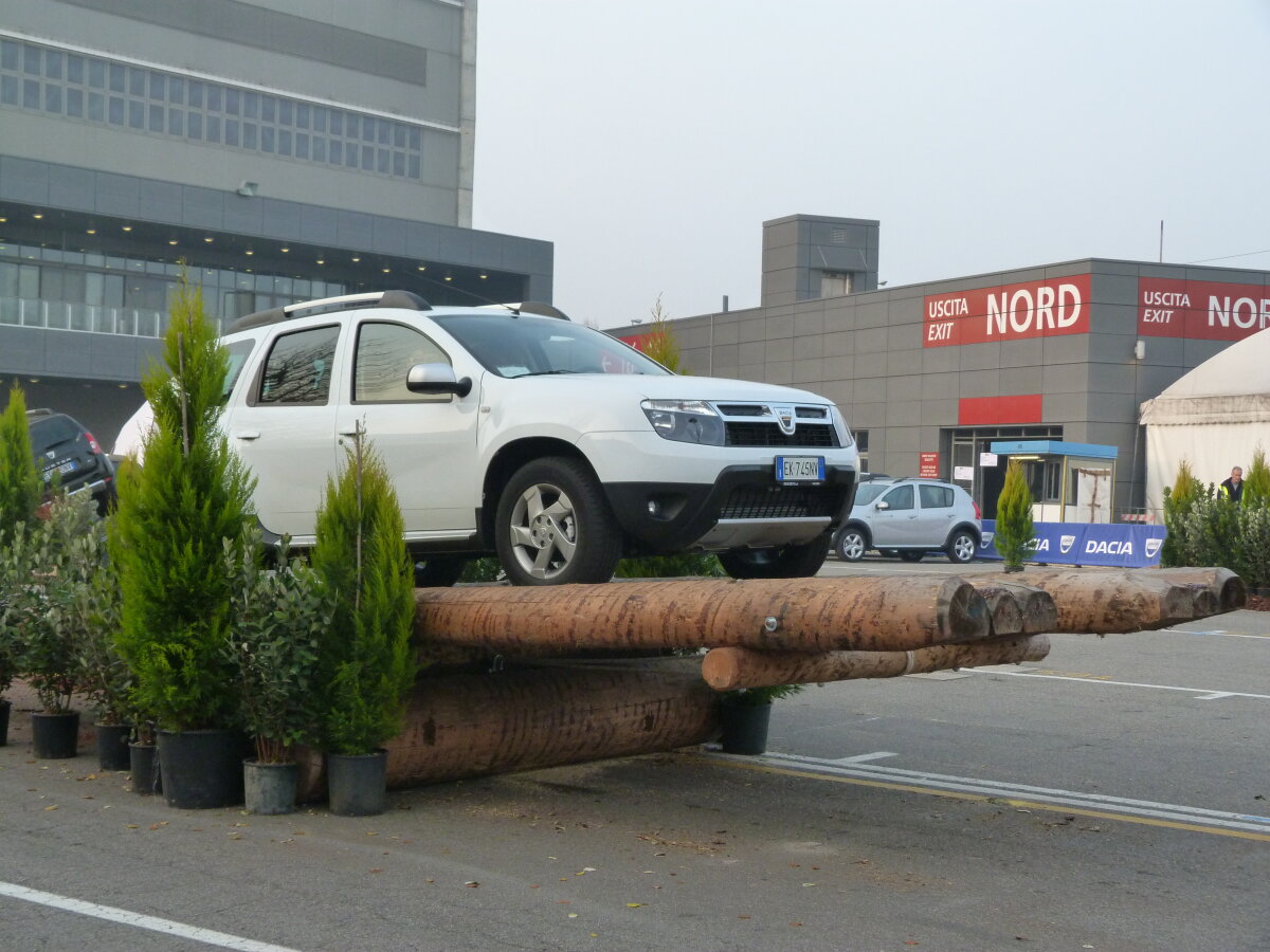 FOTO » Torje şi colegii săi de la Udinese au testat calităţile de off-road ale Daciei Duster