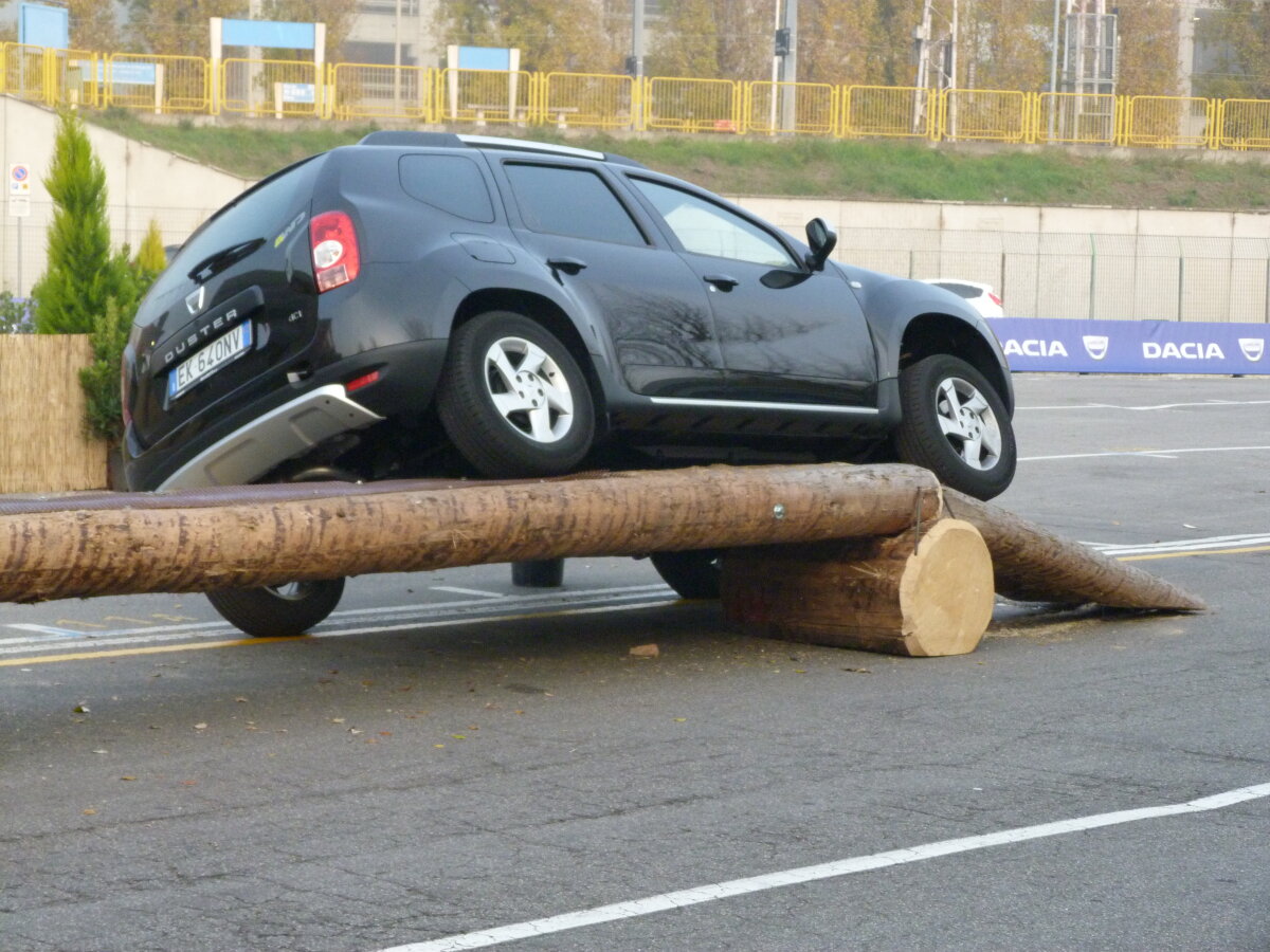 FOTO » Torje şi colegii săi de la Udinese au testat calităţile de off-road ale Daciei Duster