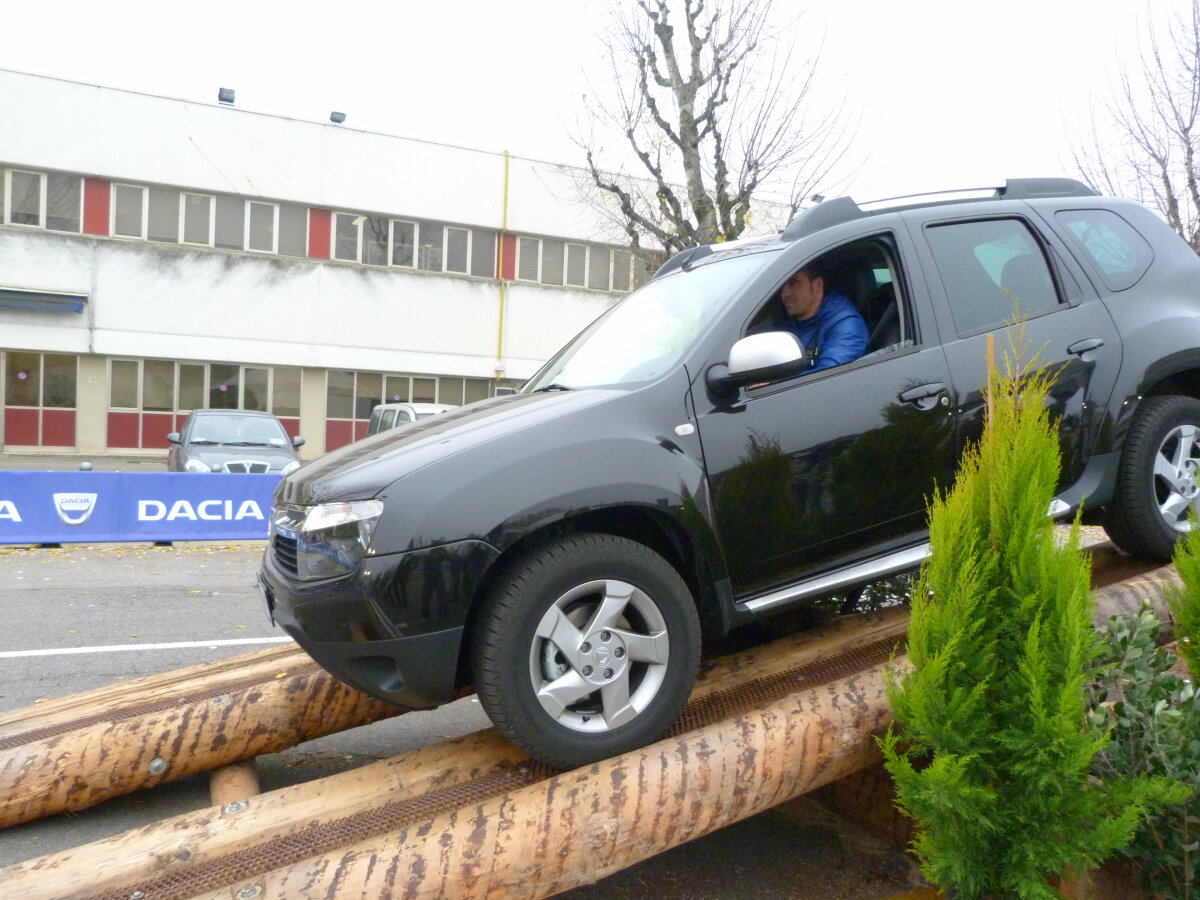 FOTO » Torje şi colegii săi de la Udinese au testat calităţile de off-road ale Daciei Duster
