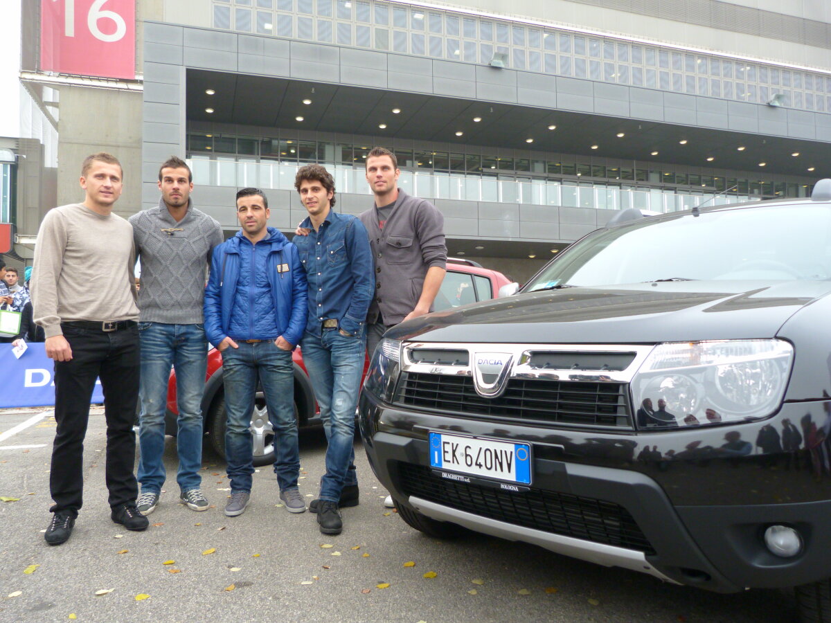 FOTO » Torje şi colegii săi de la Udinese au testat calităţile de off-road ale Daciei Duster