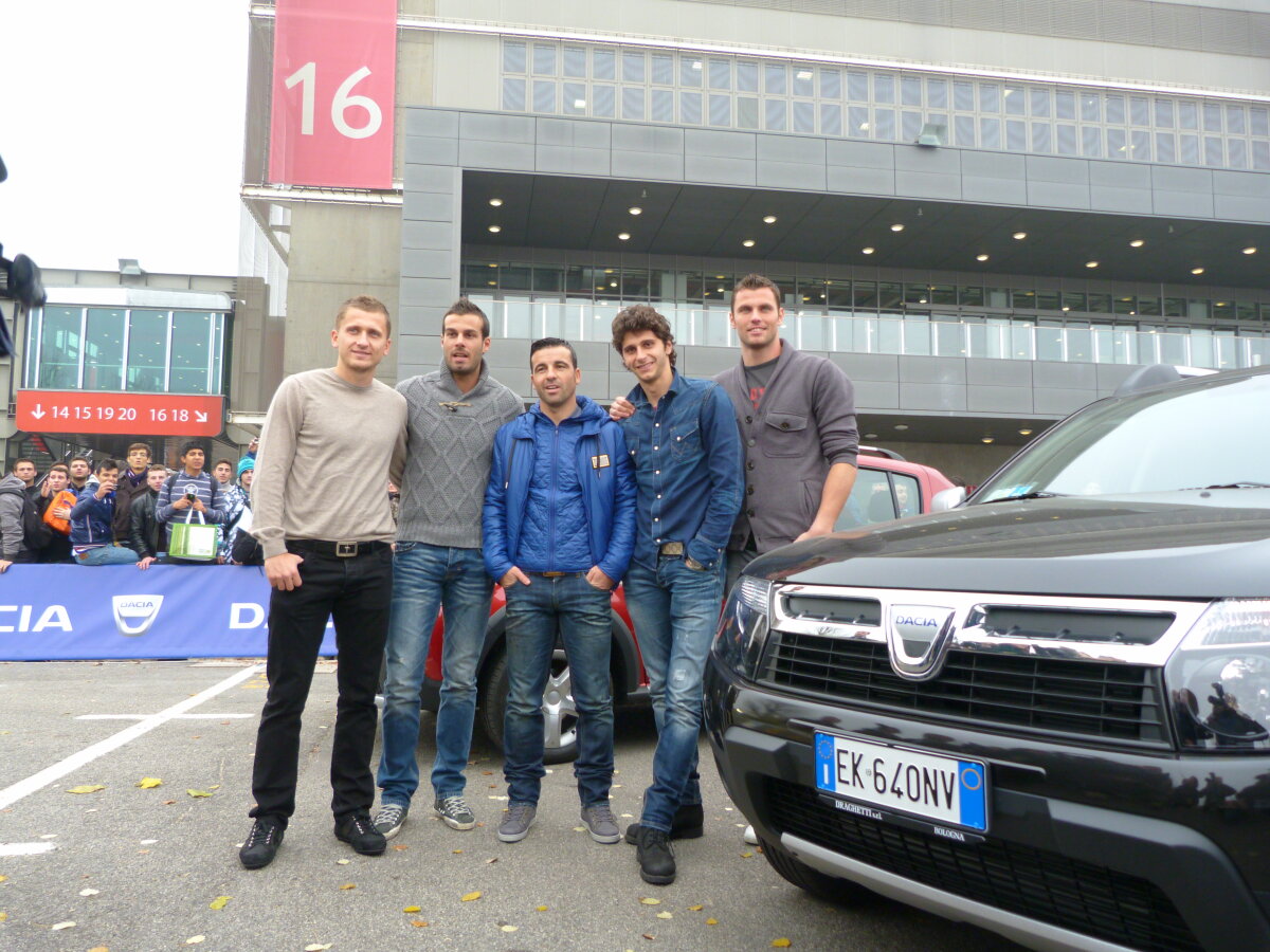 FOTO » Torje şi colegii săi de la Udinese au testat calităţile de off-road ale Daciei Duster