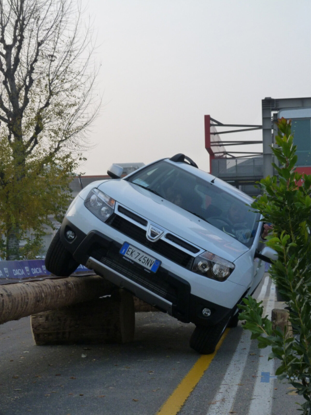FOTO » Torje şi colegii săi de la Udinese au testat calităţile de off-road ale Daciei Duster