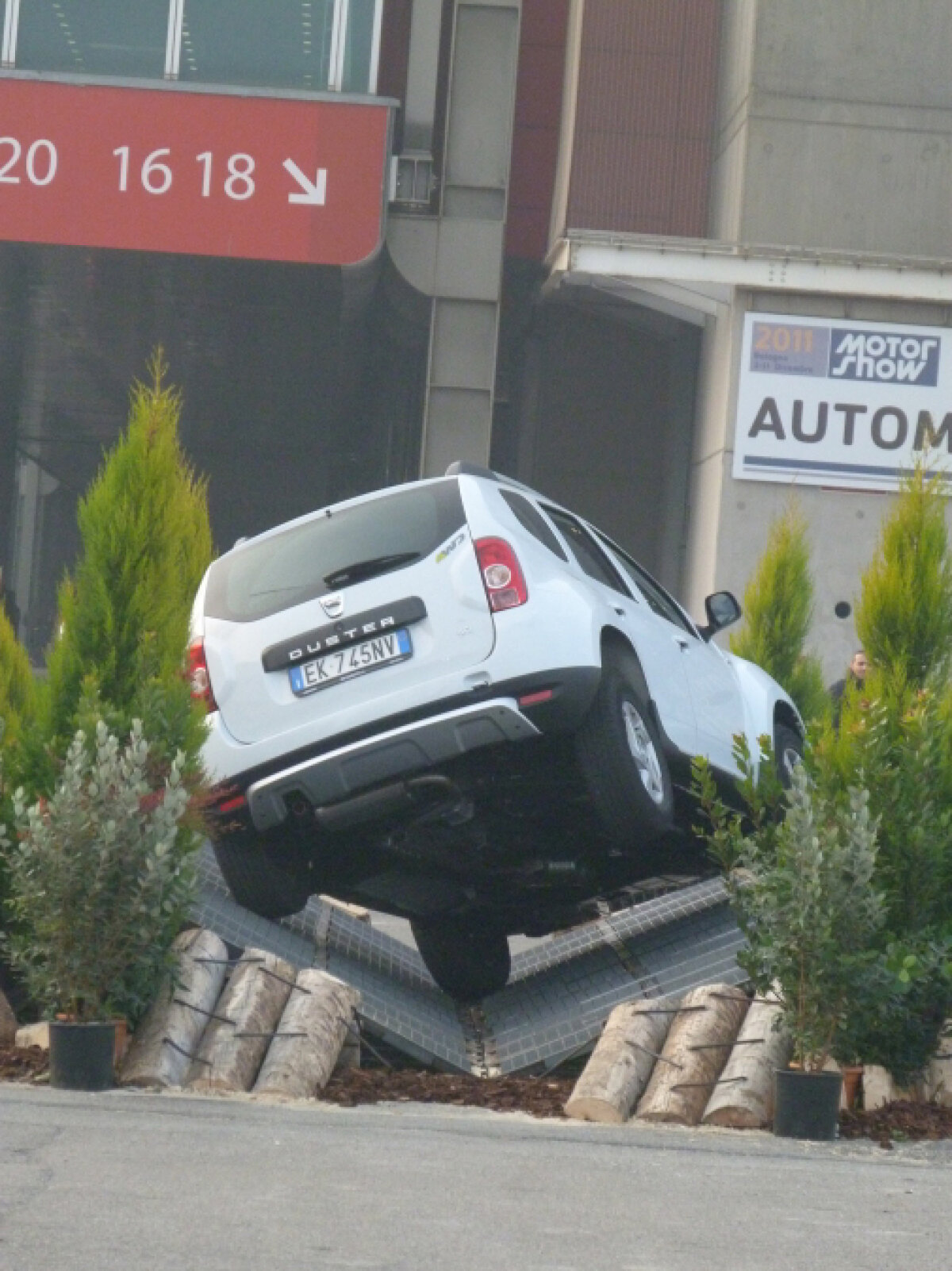 FOTO » Torje şi colegii săi de la Udinese au testat calităţile de off-road ale Daciei Duster