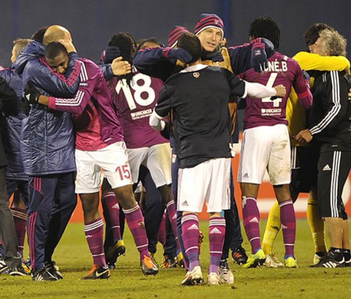 VIDEO FOTO Blaturi pînă şi în Liga Campionilor!? Un jucător de la Dinamo Zagreb s-a dat de gol chiar în timpul meciului