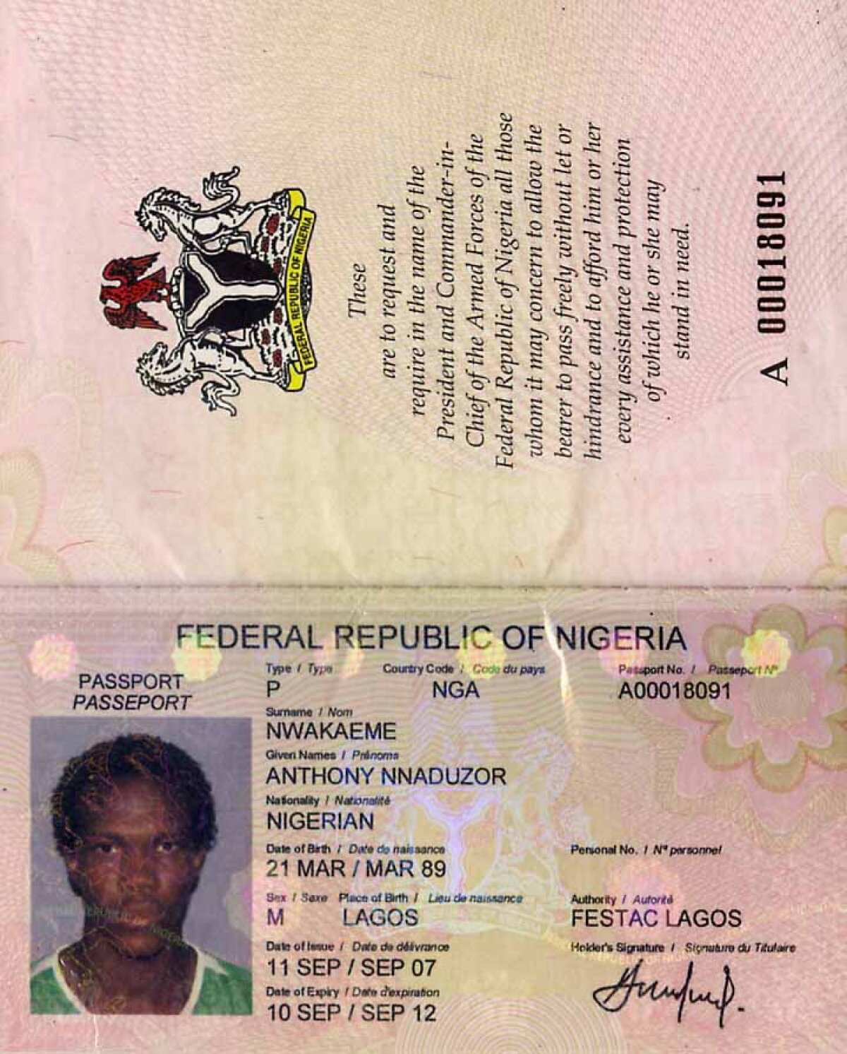 FOTO Tony se jură cu actele în mînă că are doar 22 de ani