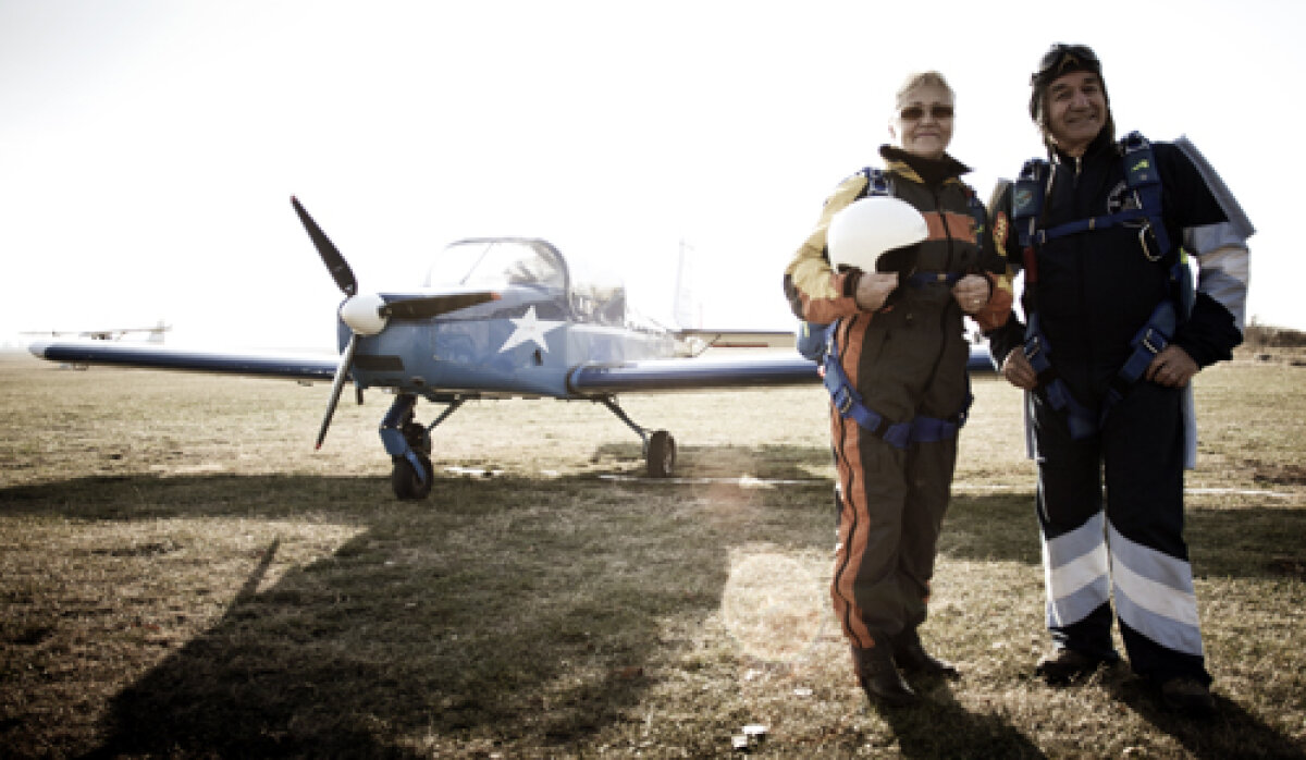 Povestea celor doi pensionari care deţin recordul de vîrstă la salt cu paraşuta: ”Sus, te simţi altfel decît ceilalţi muritori”