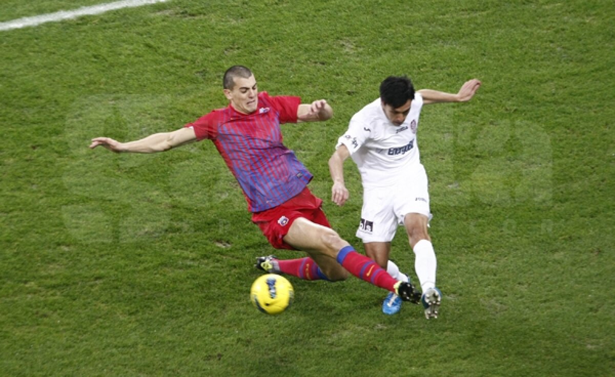 FOTO » Steaua termină la egalitate cu CFR, 1-1. Clujenii au avut doi jucători eliminaţi, Steaua trei bare