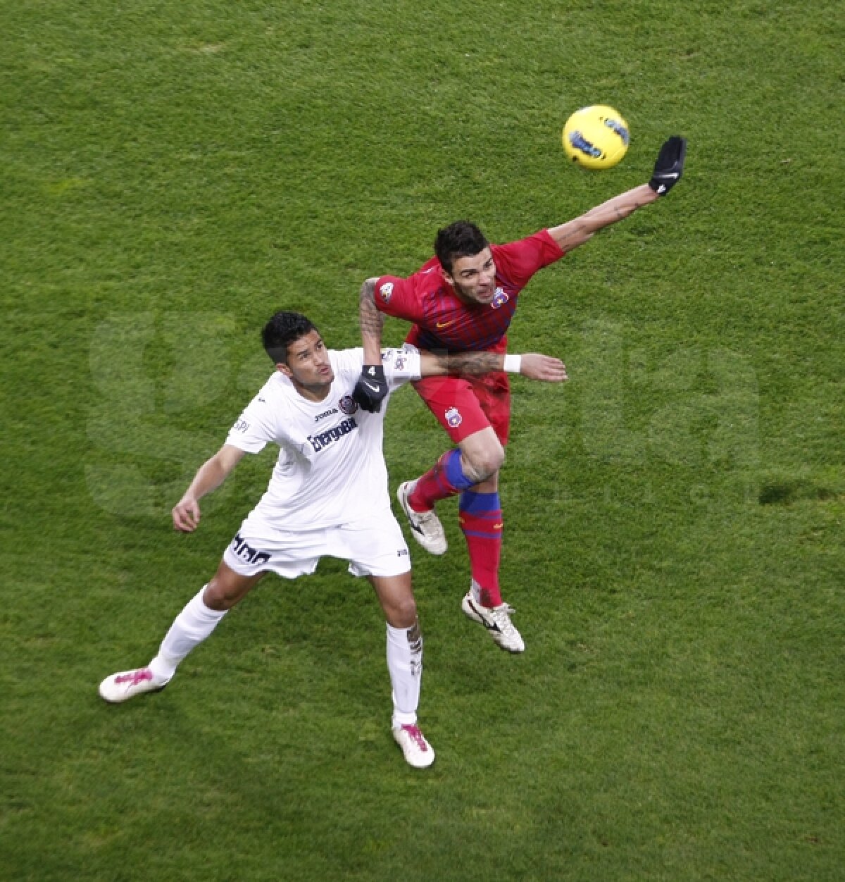 FOTO » Steaua termină la egalitate cu CFR, 1-1. Clujenii au avut doi jucători eliminaţi, Steaua trei bare