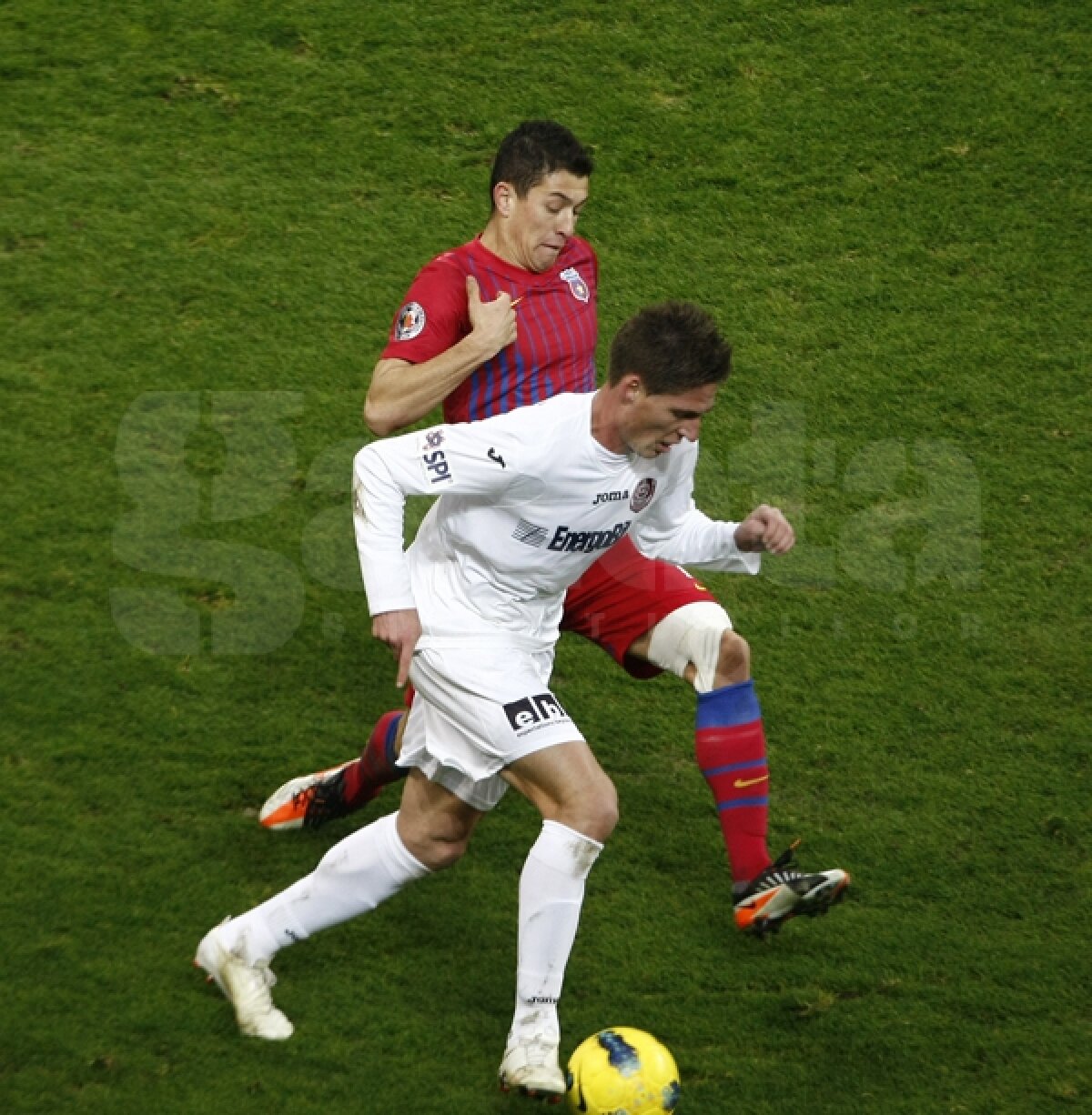 FOTO » Steaua termină la egalitate cu CFR, 1-1. Clujenii au avut doi jucători eliminaţi, Steaua trei bare