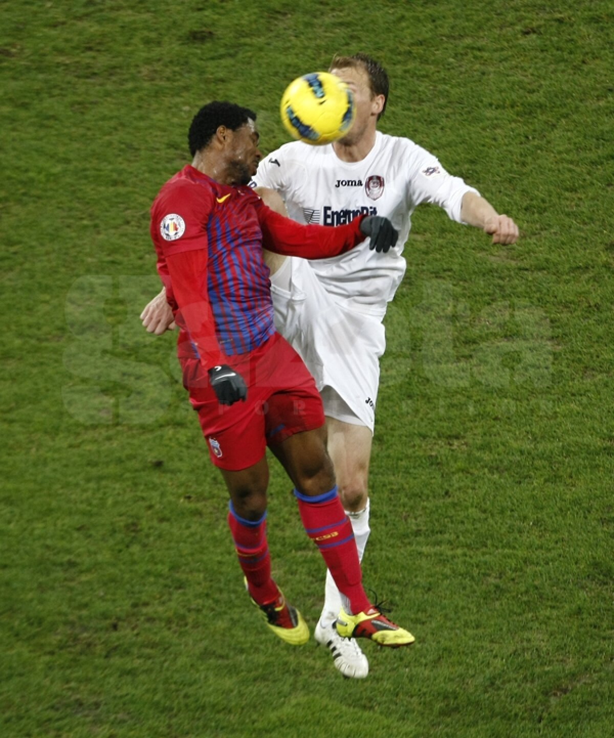 FOTO » Steaua termină la egalitate cu CFR, 1-1. Clujenii au avut doi jucători eliminaţi, Steaua trei bare