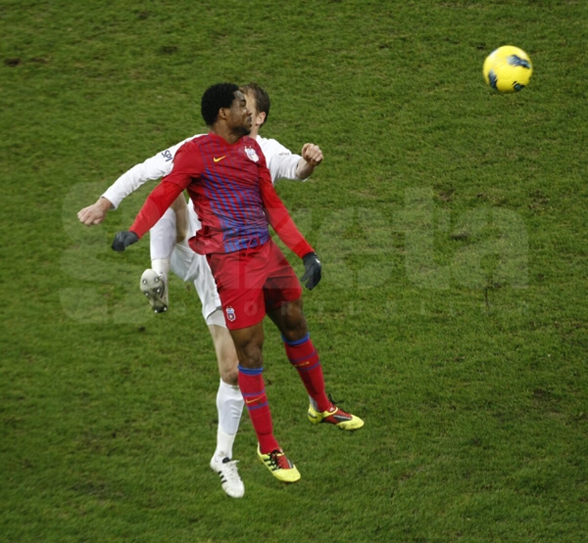 FOTO » Steaua termină la egalitate cu CFR, 1-1. Clujenii au avut doi jucători eliminaţi, Steaua trei bare