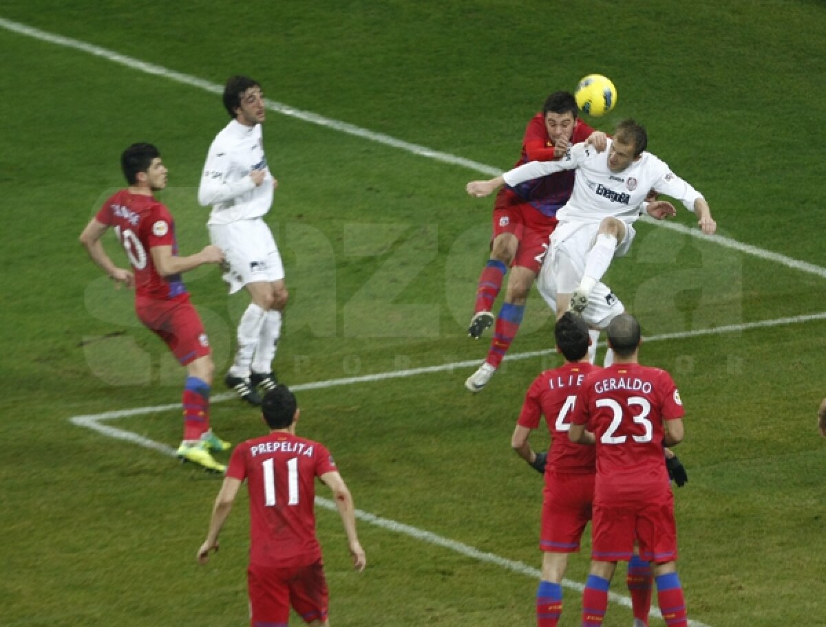 FOTO » Steaua termină la egalitate cu CFR, 1-1. Clujenii au avut doi jucători eliminaţi, Steaua trei bare