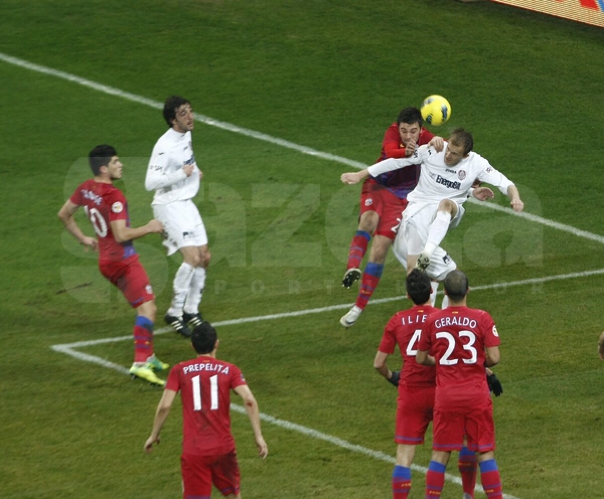 FOTO » Steaua termină la egalitate cu CFR, 1-1. Clujenii au avut doi jucători eliminaţi, Steaua trei bare