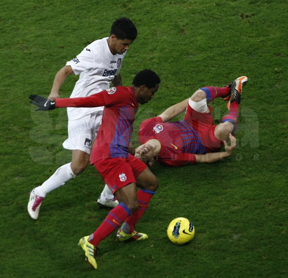 FOTO » Steaua termină la egalitate cu CFR, 1-1. Clujenii au avut doi jucători eliminaţi, Steaua trei bare