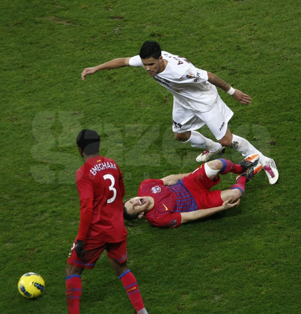 FOTO » Steaua termină la egalitate cu CFR, 1-1. Clujenii au avut doi jucători eliminaţi, Steaua trei bare