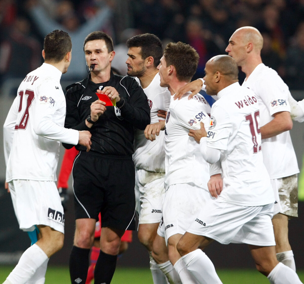 FOTO » Steaua termină la egalitate cu CFR, 1-1. Clujenii au avut doi jucători eliminaţi, Steaua trei bare