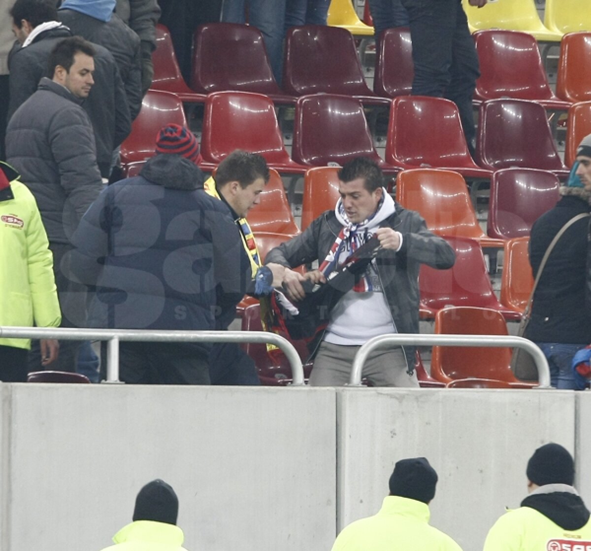 FOTO » Imagini incredibile pe Naţional Arena » Tricoul lui Beto rupt de suporterii stelişti!