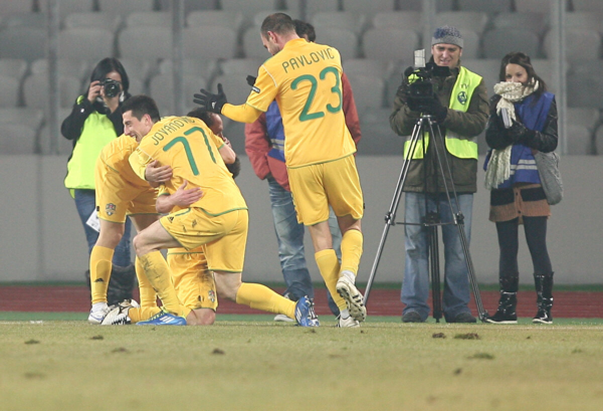 FOTO Stadioane occidentale, iarbă românească » Gazonul e distrus pe Naţional şi Cluj Arena