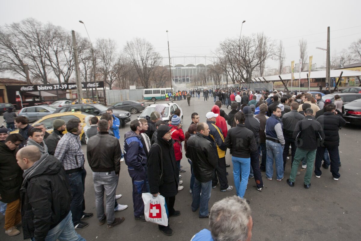 Cozi ca pe vremuri » 37.000 de bilete vîndute pentru Steaua - AEK Larnaca! Mîine se pun în vînzare ultimele tichete!