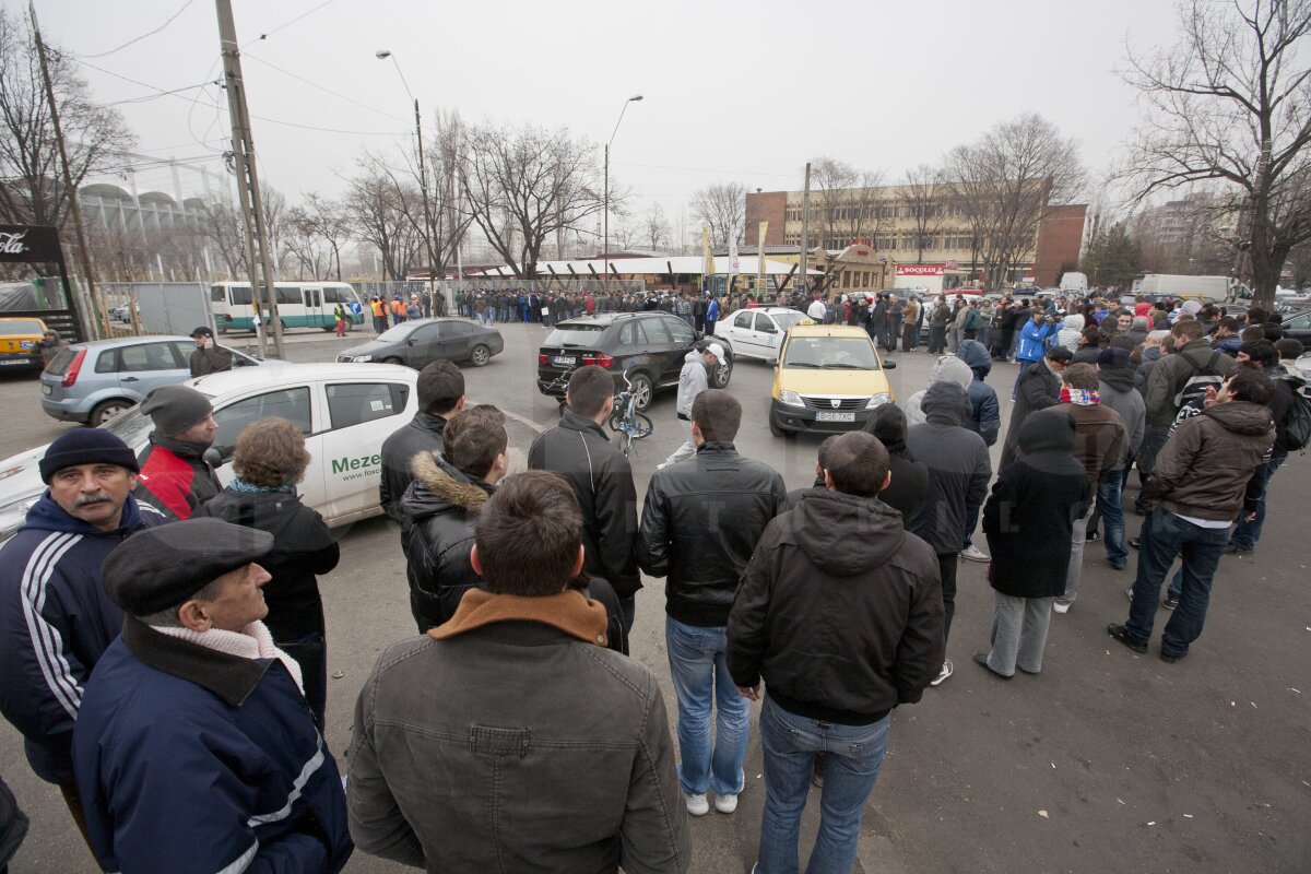 Cozi ca pe vremuri » 37.000 de bilete vîndute pentru Steaua - AEK Larnaca! Mîine se pun în vînzare ultimele tichete!