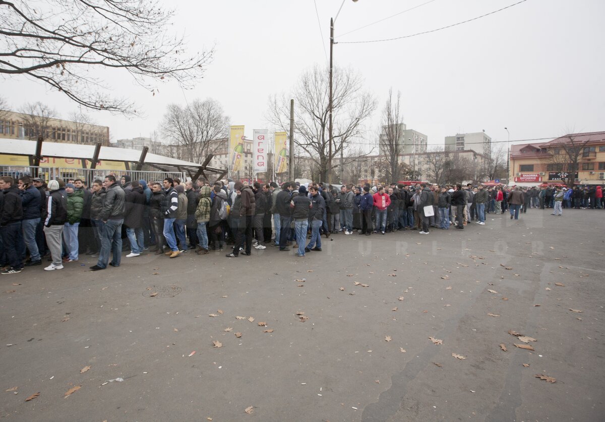 Cozi ca pe vremuri » 37.000 de bilete vîndute pentru Steaua - AEK Larnaca! Mîine se pun în vînzare ultimele tichete!