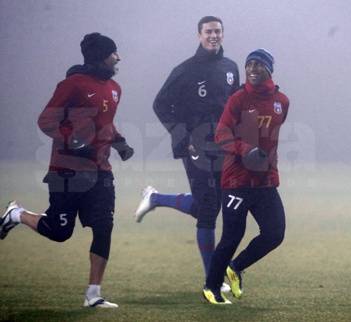 FOTO Steaua a efectuat antrenamentul oficial în ceaţă, dar cu zîmbetul pe buze