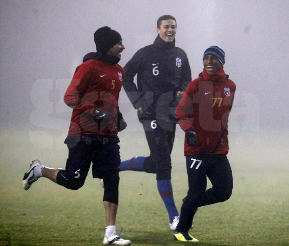 FOTO Steaua a efectuat antrenamentul oficial în ceaţă, dar cu zîmbetul pe buze