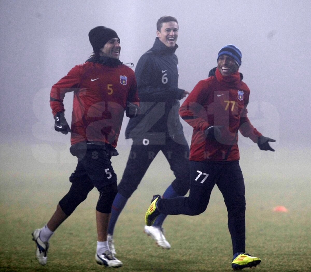 FOTO Steaua a efectuat antrenamentul oficial în ceaţă, dar cu zîmbetul pe buze