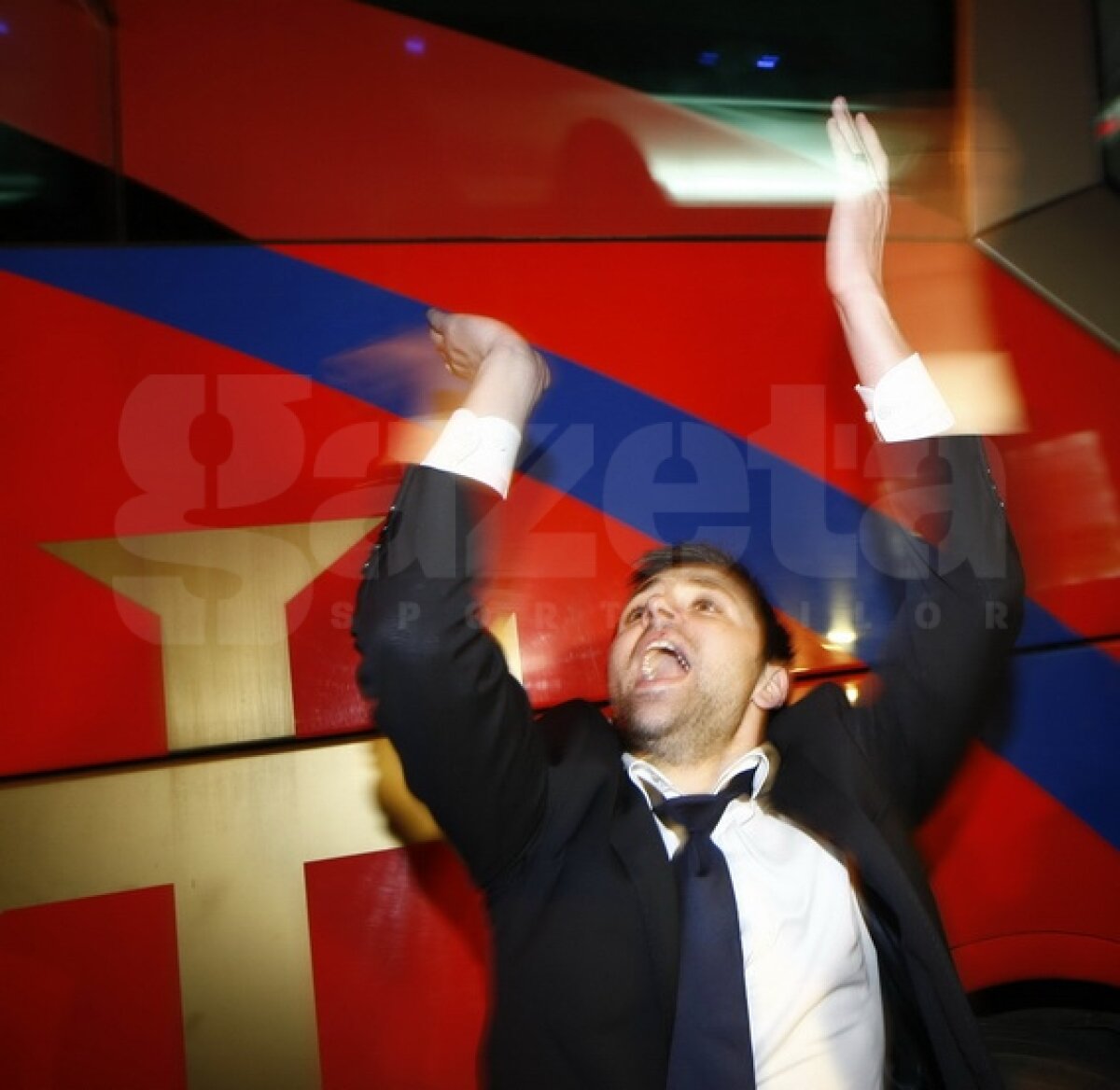 VIDEO şi FOTO 3.000 de suporteri ai Stelei au sărbătorit calificarea alături de jucători, la Universitate!