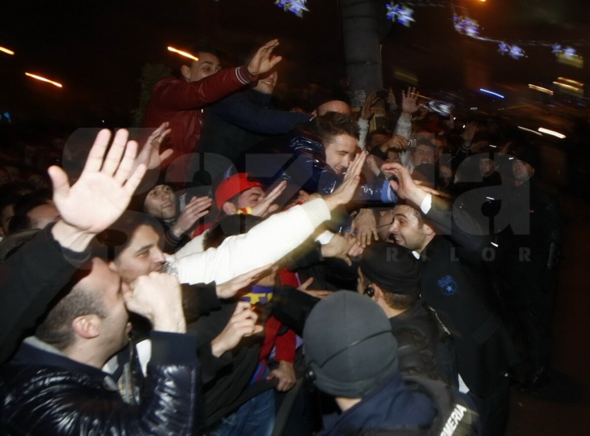 VIDEO şi FOTO 3.000 de suporteri ai Stelei au sărbătorit calificarea alături de jucători, la Universitate!