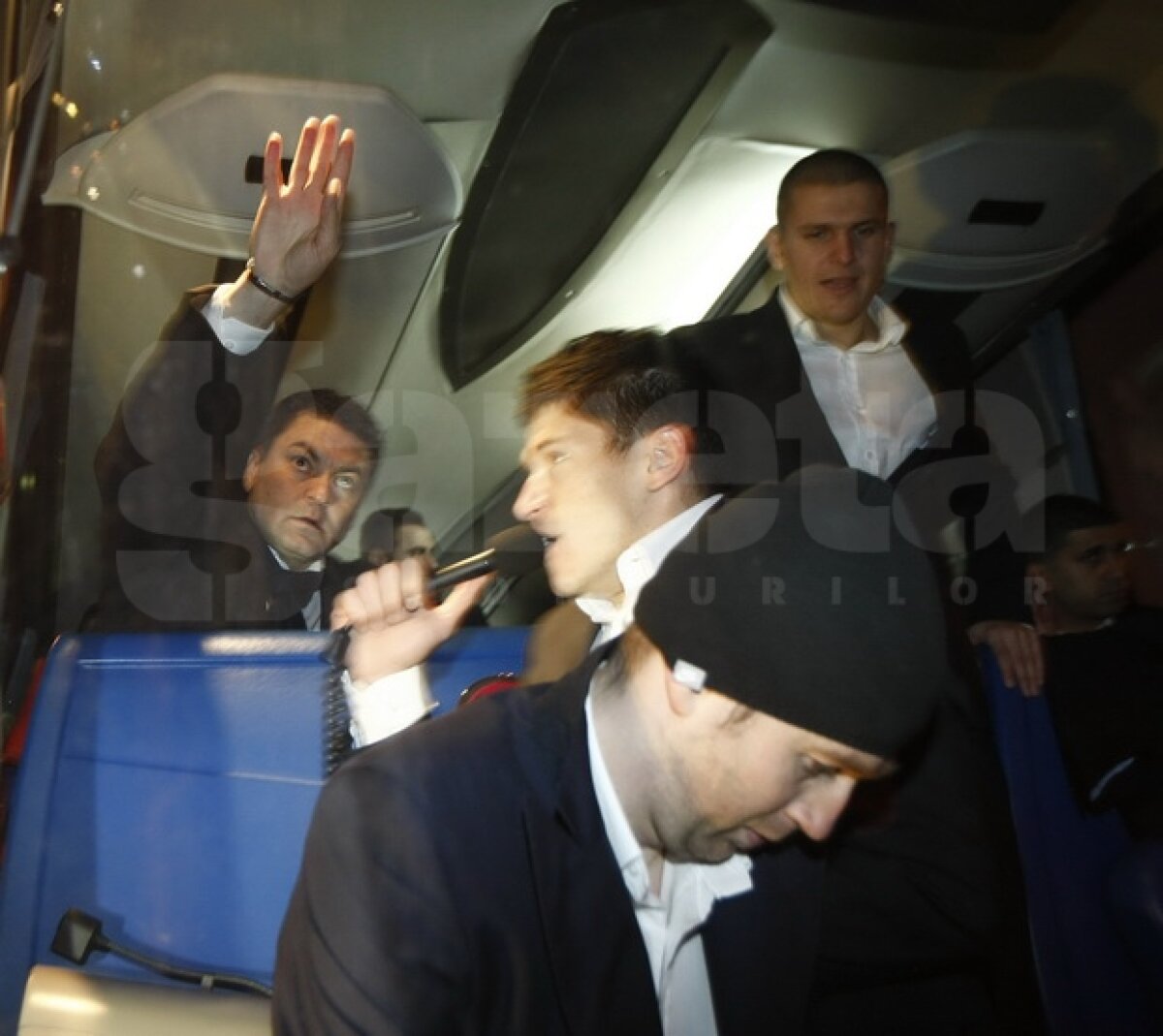 VIDEO şi FOTO 3.000 de suporteri ai Stelei au sărbătorit calificarea alături de jucători, la Universitate!