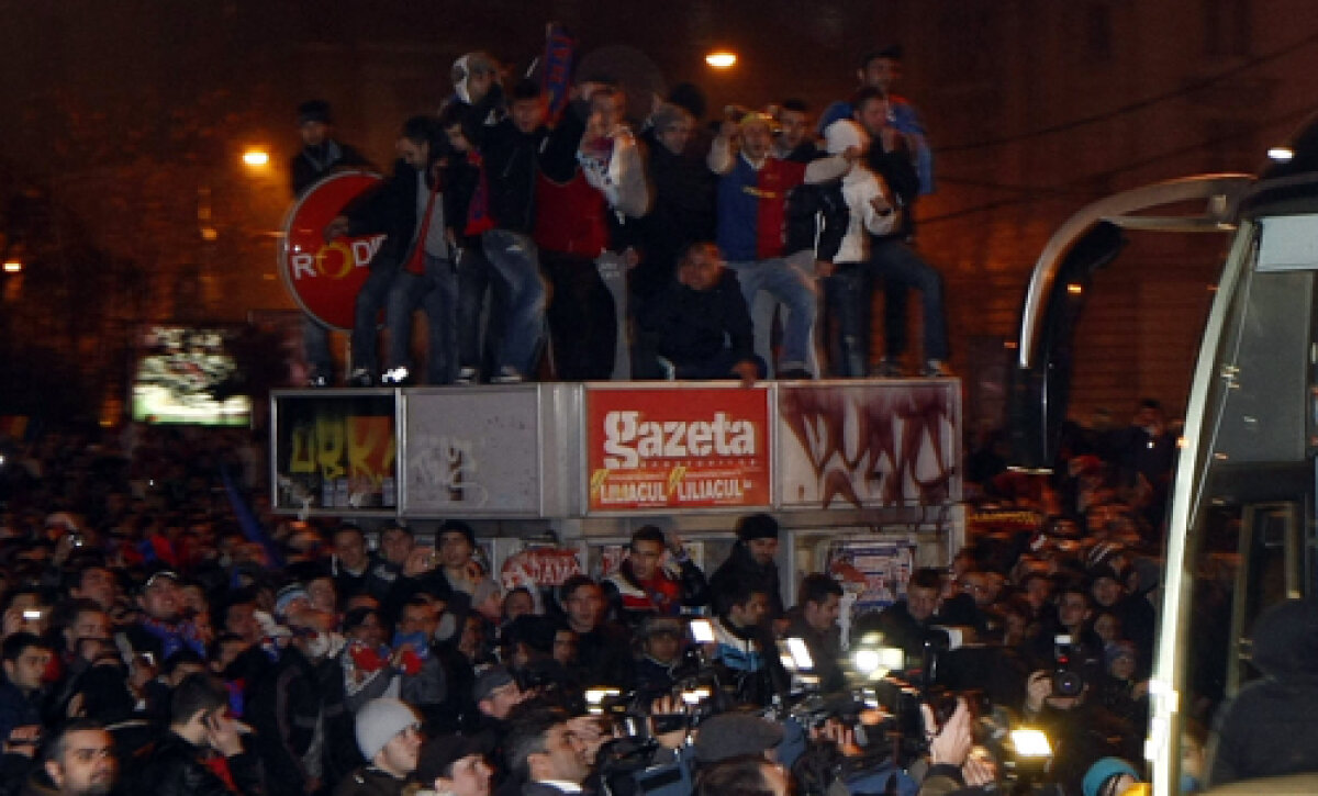 FOTO Universitatea Steaua! » Suporterii Stelei au ieşit din nou în Piaţa Universităţii